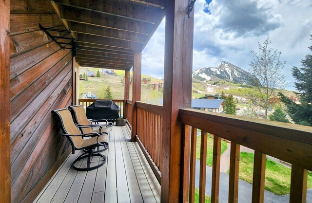 Cozy Mt. Crested Butte Condo, Walking Distance to Slopes! Hot Tub!