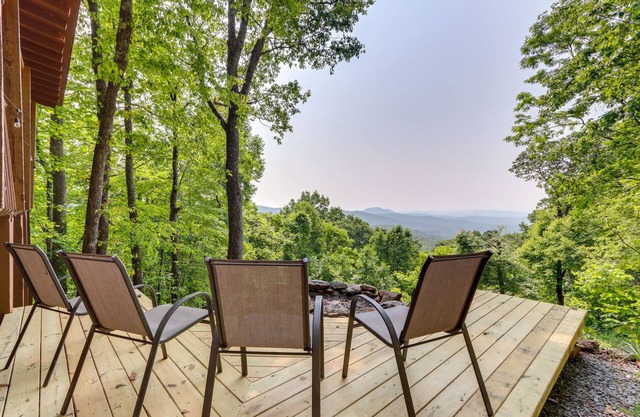 Cozy Murphy Cabin w/Decks & Mountain Views!