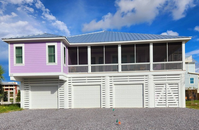 Cozy New Studio Suite on beach block - 7th lot, 1 minute walk to the beach!