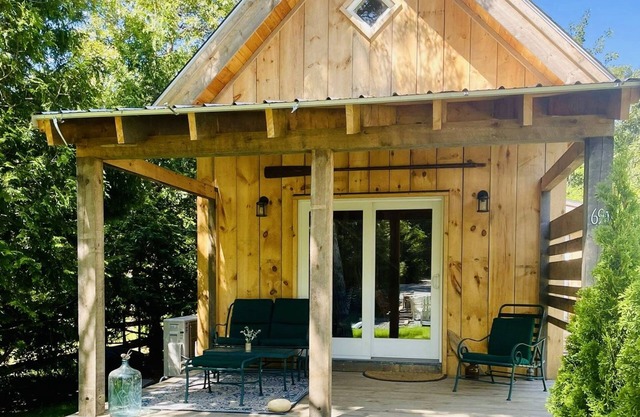 Cozy New TimberFrame Vineyard Haven!