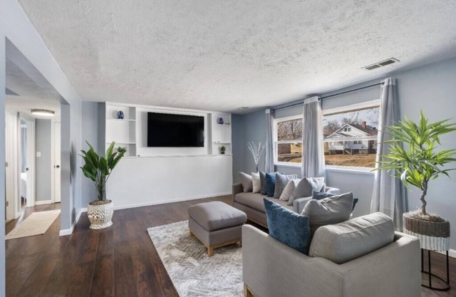 Cozy Newly Renovated 2BR-1BA/3 to 6mins from OSF St B
