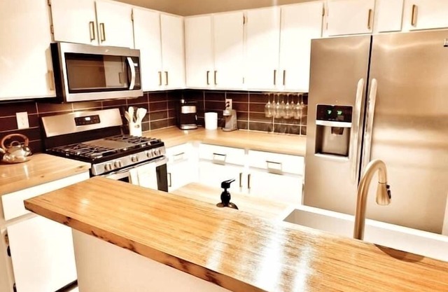 Cozy North Austin Bungalow near The Domain, Pet-friendly!