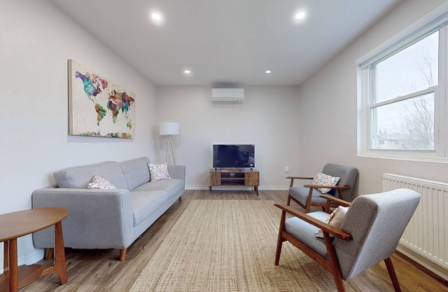 Cozy Oasis in Oshawa! Spacious 3-bedroom, 1-bathroom apartment.