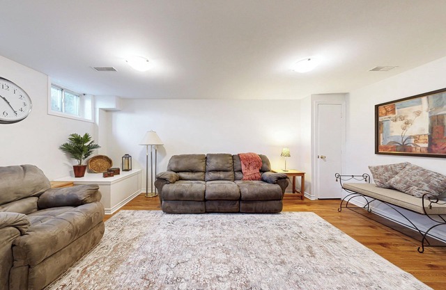 Cozy Oasis in the City close to transit and shopping. Pet-Friendly!
