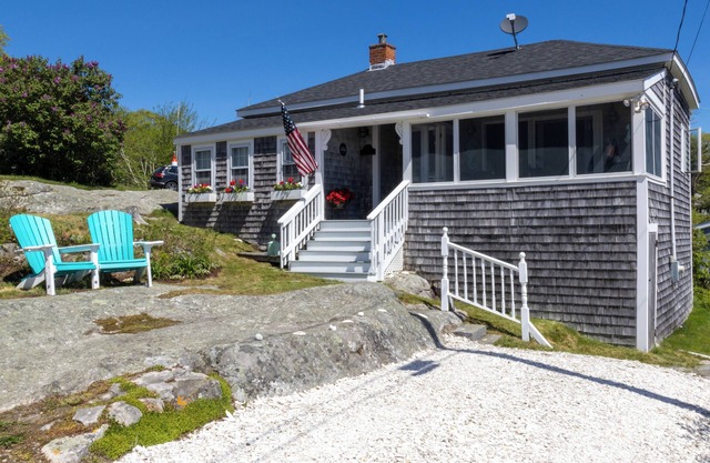 Cozy Ocean Side Cottage with screened in Sun room! 5 minutes from Private beach