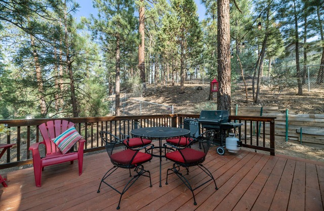 Cozy on Rainbow | Fireplace | BBQ | Mountain Getaway
