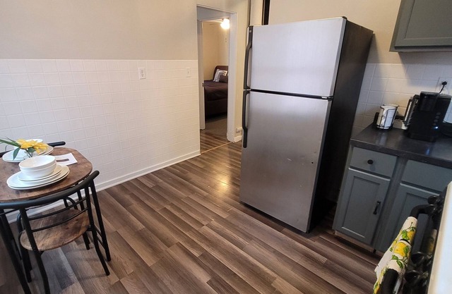 Cozy one bedroom close to downtown IA and IL with no cleaning fee!
