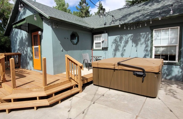 Cozy One Bedroom Cottage Getaway!