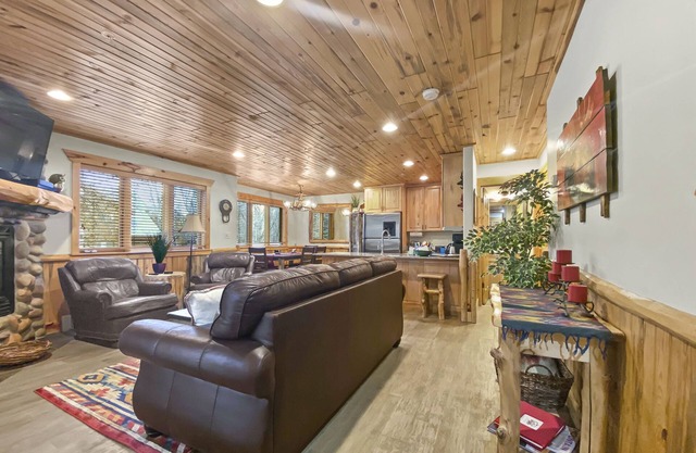 Cozy Park City Cabin w/2 Hot Tubs! Mountain Fun Skiing, Hiking,Golf Nearby!