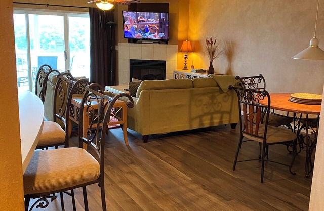 Cozy Parkview Bay Lakefront Condo, FREE WIFI. New floors, recently updated