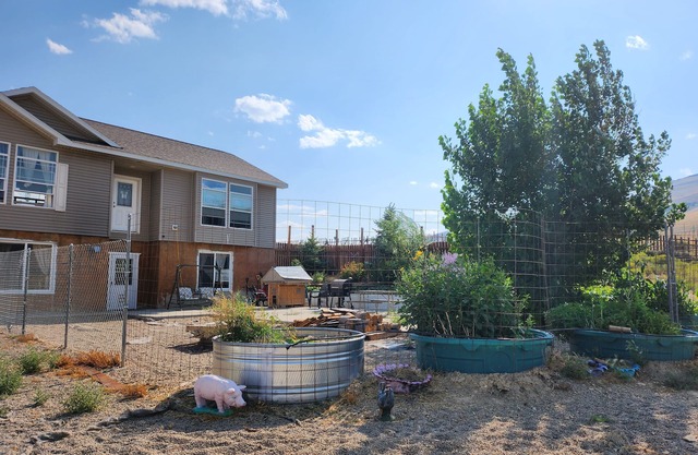 Cozy, peaceful 2-bedroom duplex on an active, off-grid homestead in Rock Springs