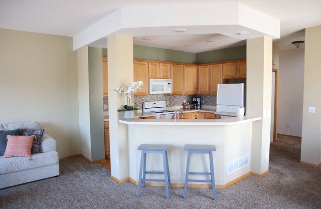Cozy Peaceful Spring Suburban Escape with King Bed and Full Gym in Woodbury