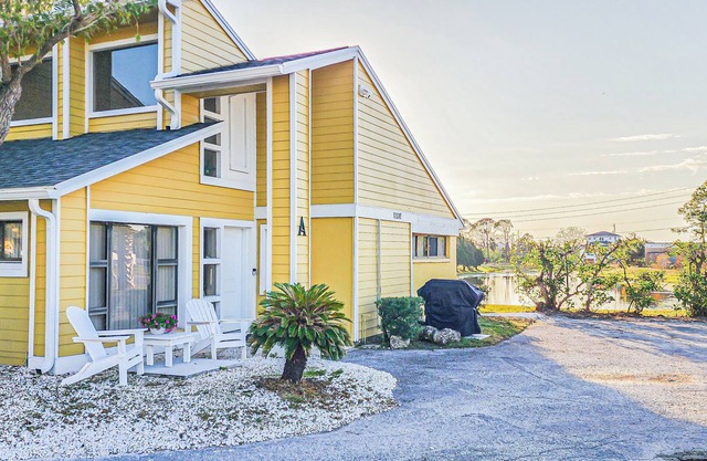 Cozy , Pet Friendly 2 Bedroom/1 Bathroom, Just 5 minutes from the Beach!