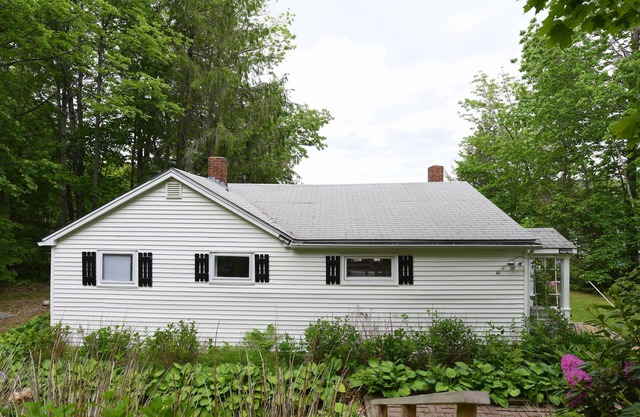 Cozy, pet-friendly 2 bedroom home on Raymond Pond with guest apartment!