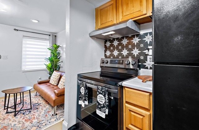 Cozy Pet Friendly 2BR w/Fenced Yard, Parking, Walk to Penn Sta. on JHU bus line