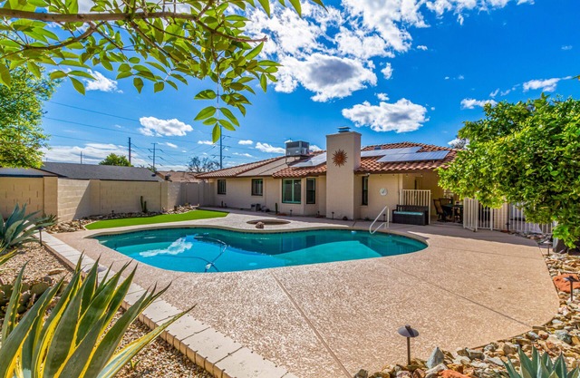 Cozy Phoenix Home Pool/Spa with King Beds