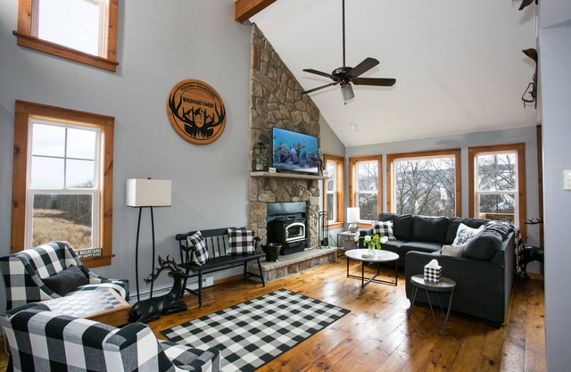 Cozy Pocono Mountains Getaway with Views