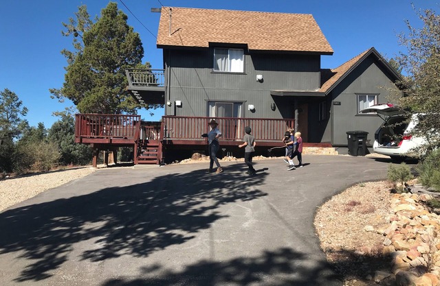 Cozy Private 2-Bedroom Big Bear Cabin on 1 acre w/Pano MTN Views, Jacuzzi, WiFi