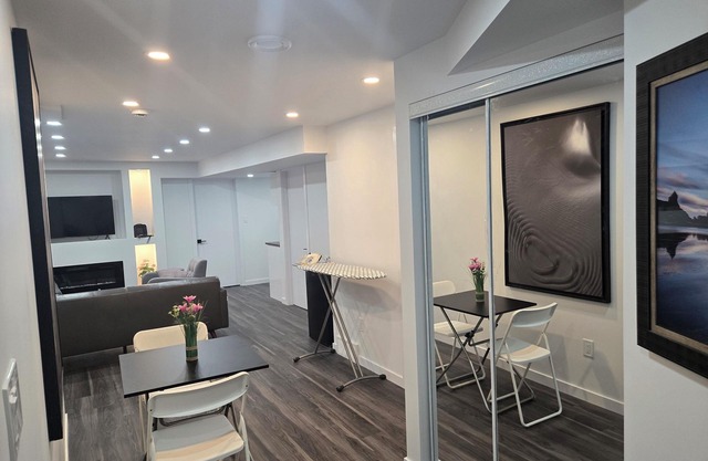 Cozy private bsmt suite |Bonavista |Fireplace, workspace & nature-inspired decor