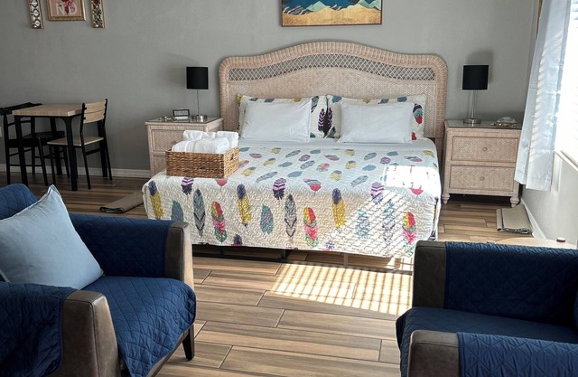 Cozy Private King Studio w Large Driveway Free Wi-Fi Kitchenette Self CheckIn