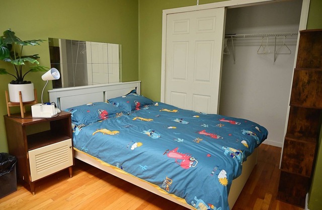 Cozy Private Queen bed Room with Shared bathroom/1 minutes to train station.