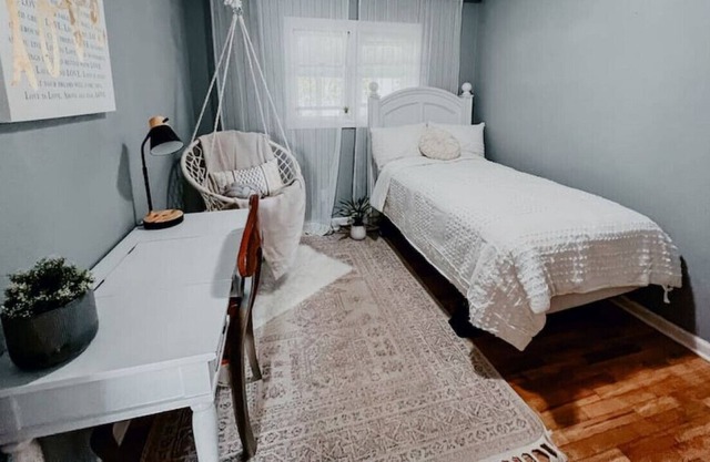 COZY private room with hanging chair parking and kitchen