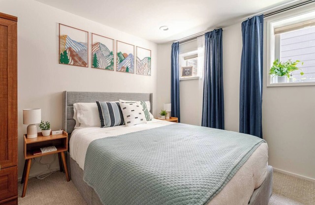 Cozy Private Studio, Dedicated Parking, 95 Walk Score, West Seattle