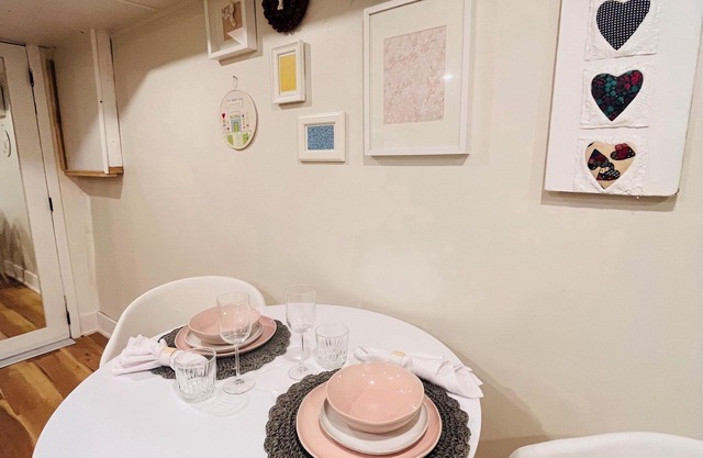 Cozy private studio, ensuite bath & free parking