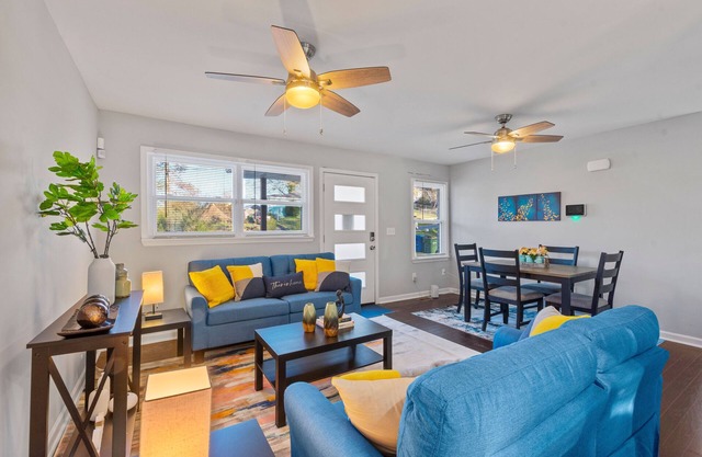 “Cozy Private Suite Spacious Room + Bath + Living Area