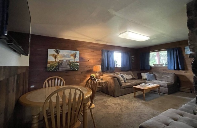 Cozy Quarters, Breathtaking Views overlooking the Cook Inlet.