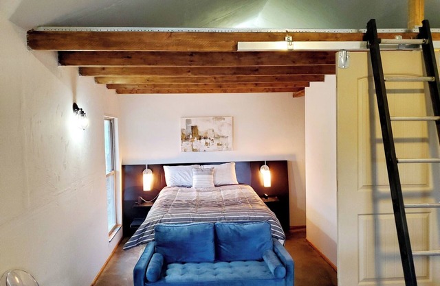 Cozy, quiet studio with AC, heat, laundry and WiFi in lovely Noble