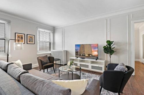 Cozy & Radiant 2BR Apartment - BStone 605