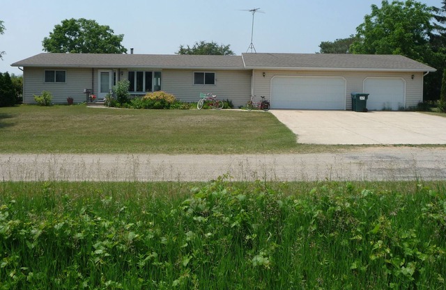 Cozy ranch home with quick, easy access to EAA, Oshkosh and Appleton airports.