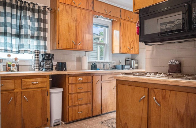 Cozy Raven Cottage w/Hot Tub & Near Downtown!