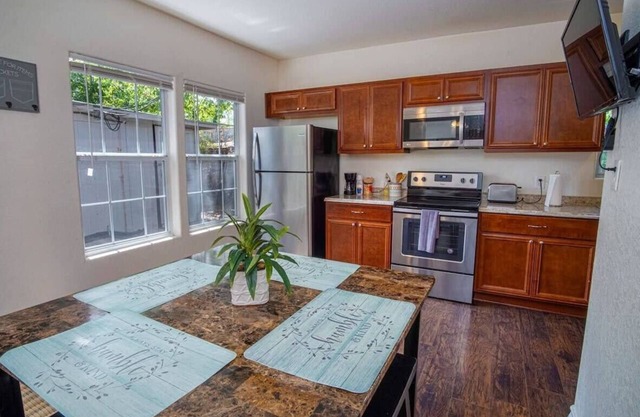 Cozy Remodeled 2BR/2BA Near Downtown Sleeps 8