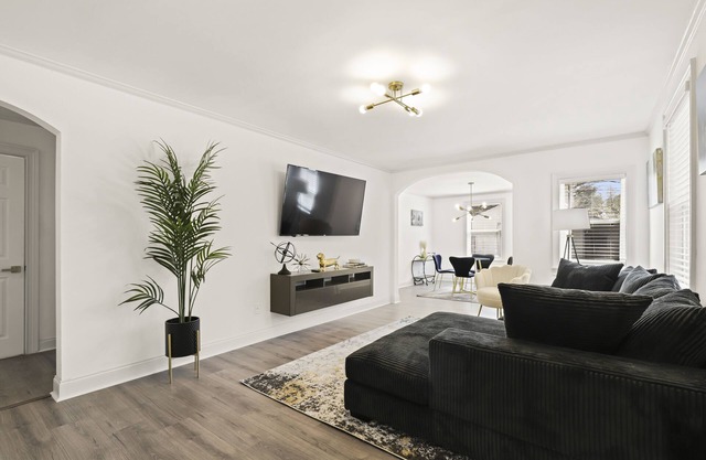 Cozy Renovated House near Airport. King Bed, Free Parking, Free Wifi