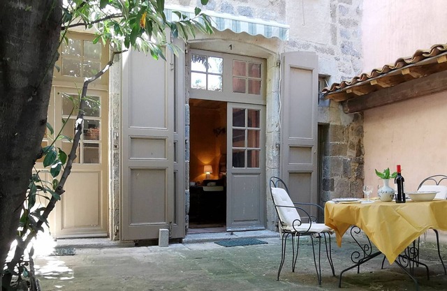 Cozy Retreat in Puy-en-Velay with Private Courtyard and WIFI
