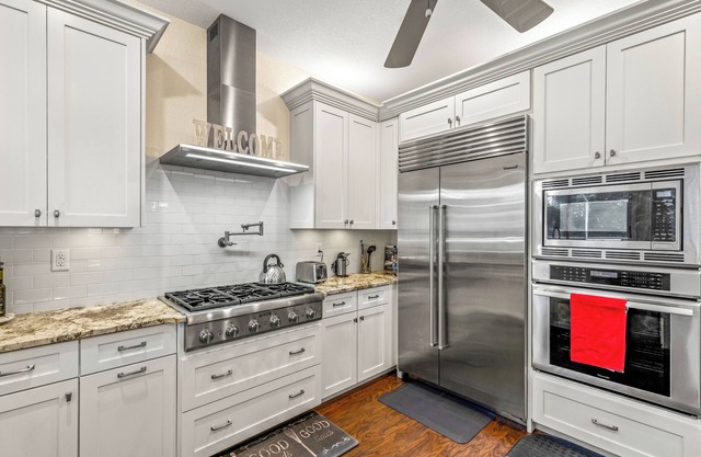 Cozy retreat in Spring Hill, 3 beds, 3 baths w/heated Pool and Hot Tub