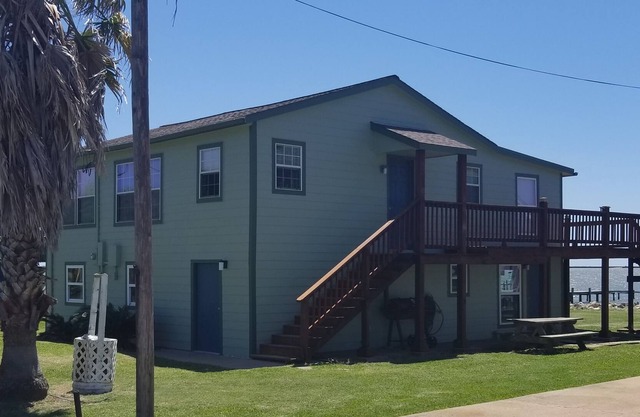 Cozy Retreat On Matagorda Bay with 360' Lighted Pier. Fishing