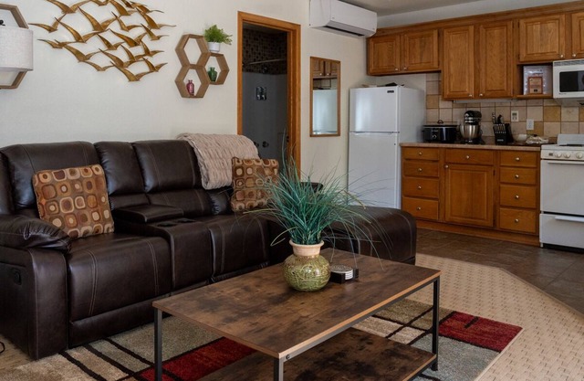 Cozy Retreat: Perfect for Couples! Fireplace, Mountain Views&High-Speed Internet