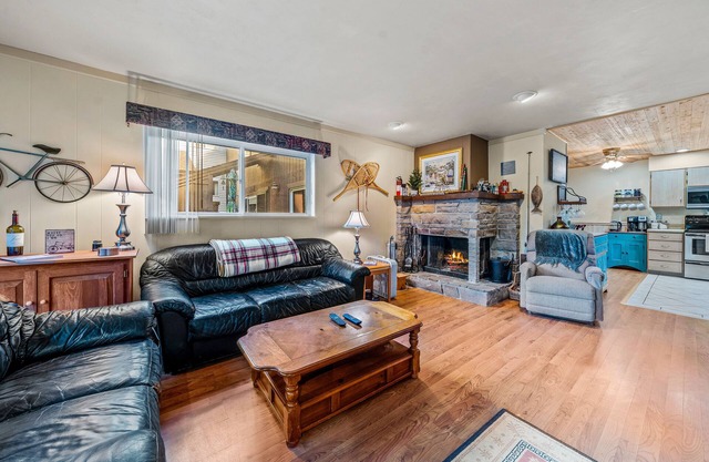 Cozy retreat with fireplace, kayaks, and shared beach/pond access