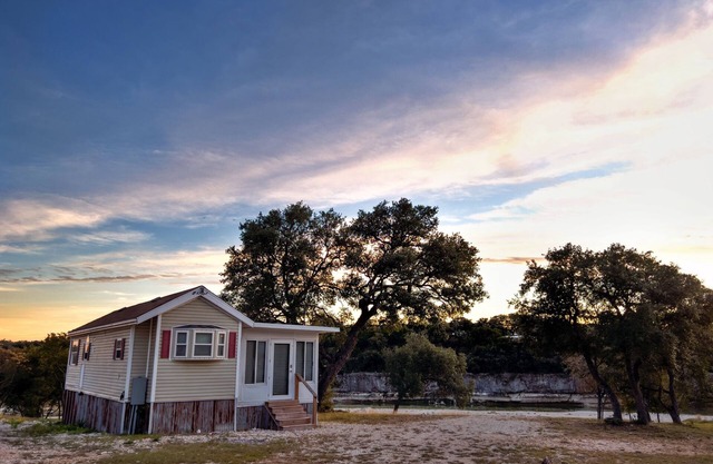 Cozy Riverfront Cottage-Casa Avecita @ SparrowBend