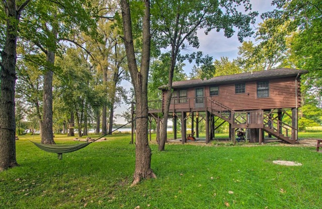 Cozy Riverfront Getaway Fishing On-Site!