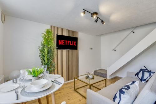 Cozy Riverside Cottage in Hertford Town with Parking