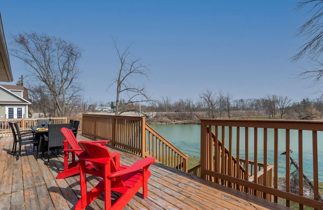 Cozy Riverside Retreat★Pet Friendly★Sauna★King Bed