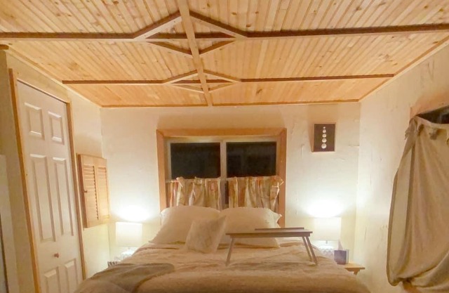 Cozy & Romantic at Branch Cottage