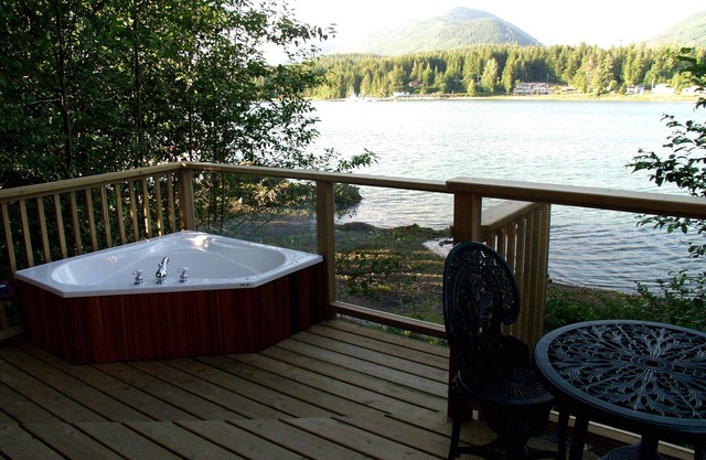 Cozy, romantic waterfront cabin. Sleeps 2, pet-friendly, walk to all amenities.