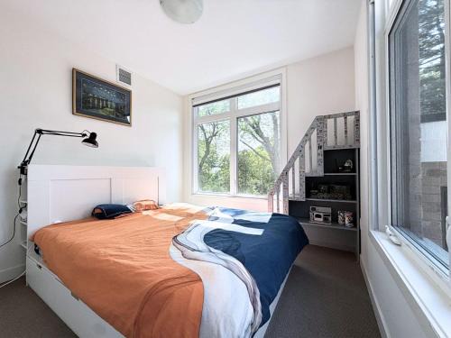 Cozy room in Smart Home with Private Bath near Wonderland, central Richmond Hill, home made Breakfast included