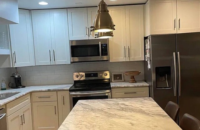 Cozy room in townhome in welcoming Omaha with WiFi, AC
