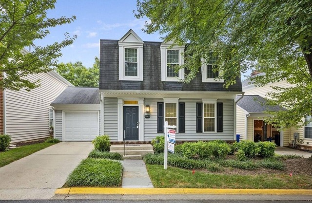 Cozy Room with 15 Minutes to Metro, with Game Room, Patio and Deck.